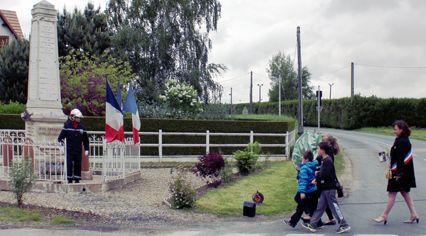 les enfant dépose une gerbe